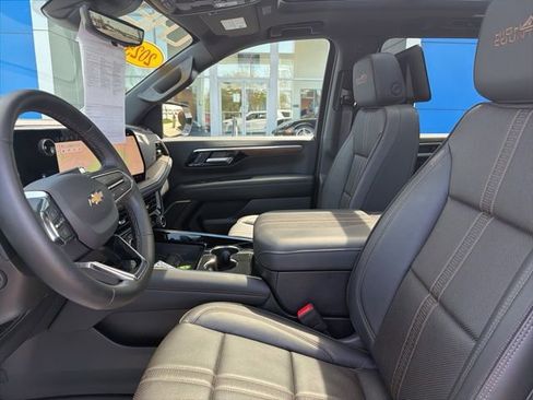 Used 2025 Chevrolet Suburban High Country AWD/4WD image 17