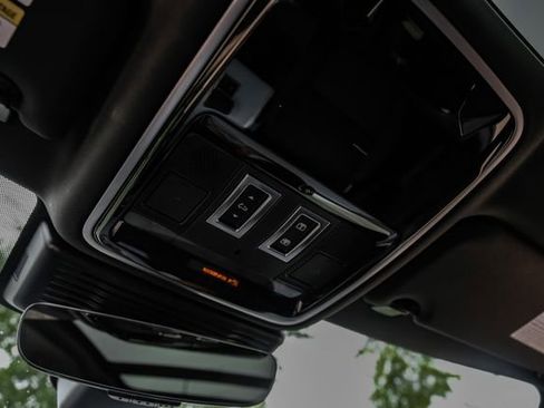Used 2025 Land Rover Range Rover Velar S AWD/4WD image 37