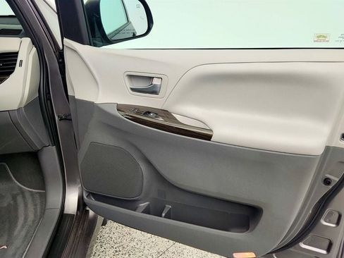 Used 2020 Toyota Sienna XLE w/ Carpet Mat Package image 27