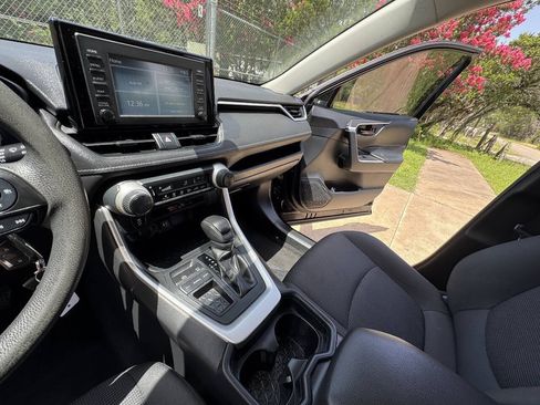 Used 2019 Toyota RAV4 LE FWD image 35