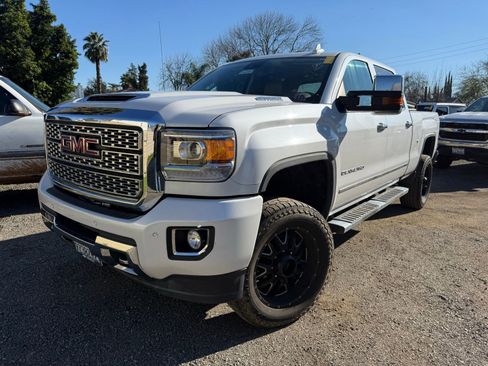Used 2019 GMC Sierra 2500 Denali w/ Duramax Plus Package image 4