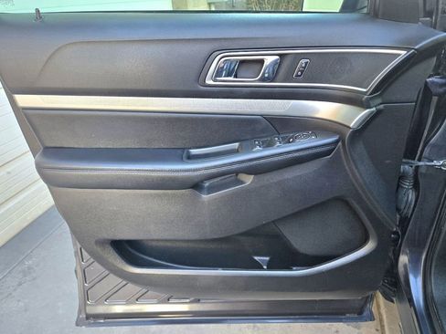 Used 2017 Ford Explorer XLT w/ Equipment Group 202A AWD/4WD image 22