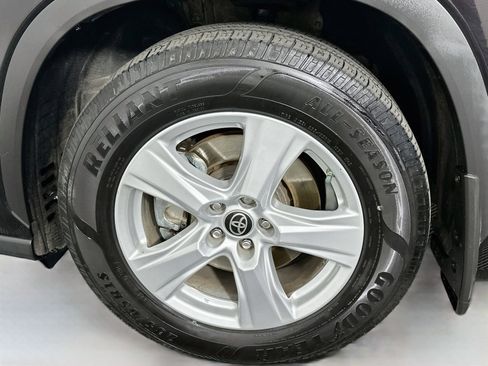 Used 2021 Toyota Highlander LE FWD image 31