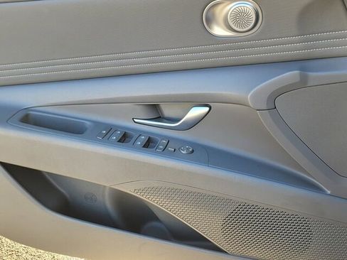 Used 2025 Hyundai Elantra SEL image 23
