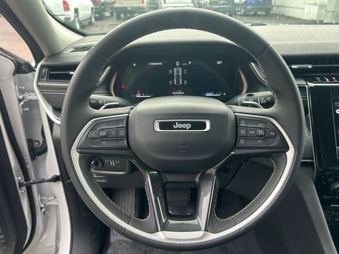 Used 2023 Jeep Grand Cherokee Laredo AWD/4WD image 17
