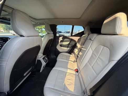 Used 2022 Volvo XC40 T4 Momentum FWD image 12