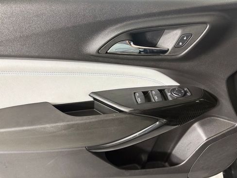Used 2025 Chevrolet Trax LT FWD image 19