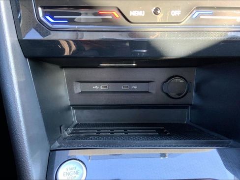 Certified 2025 Volkswagen Taos SE image 31