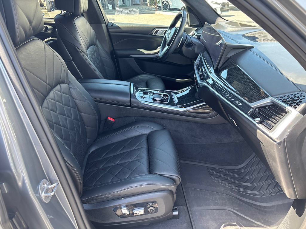 Used 2024 BMW X7 xDrive40i w/ M Sport Package AWD/4WD image 18