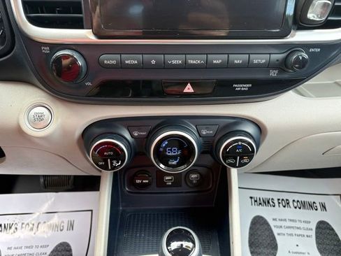 Used 2021 Hyundai Venue FWD image 18