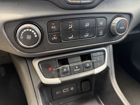 Used 2024 GMC Terrain SLE AWD/4WD image 17