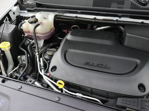 Used 2024 Chrysler Pacifica Touring-L FWD image 18