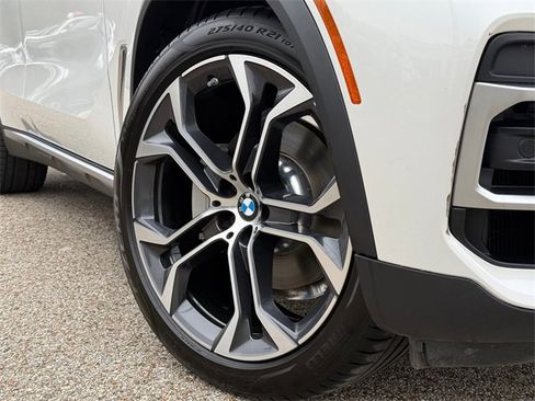 Used 2022 BMW X5 sDrive40i w/ Luxury Seating Package image 2
