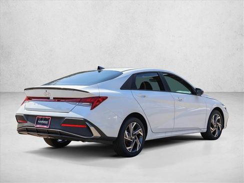 Used 2025 Hyundai Elantra SEL FWD image 5