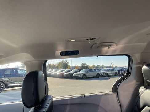 Used 2024 Chrysler Pacifica Touring-L image 22