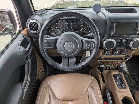 Used 2017 Jeep Wrangler Unlimited Rubicon w/ Connectivity Group image 16