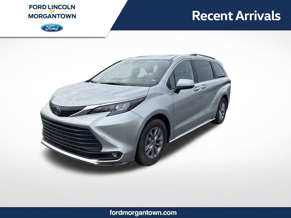 Used 2025 Toyota Sienna XLE FWD image 1