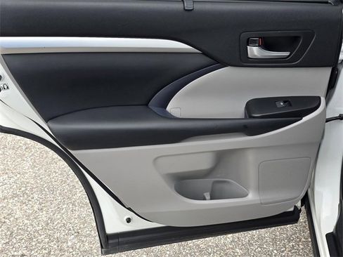 Used 2019 Toyota Highlander XLE image 37