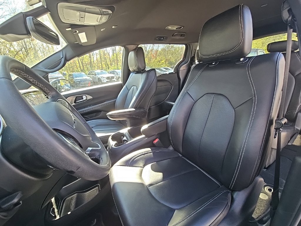 Used 2025 Chrysler Pacifica Select FWD image 19