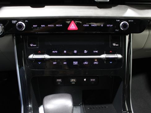 Used 2023 Kia Carnival EX FWD image 17