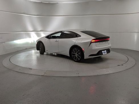 Used 2025 Toyota Prius XLE image 4