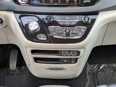 Used 2022 Chrysler Pacifica Touring-L image 21