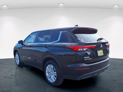 Used 2024 Mitsubishi Outlander ES image 11