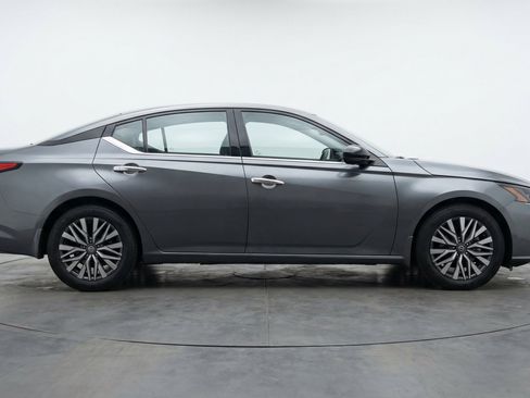 Used 2025 Nissan Altima 2.5 SV FWD image 11