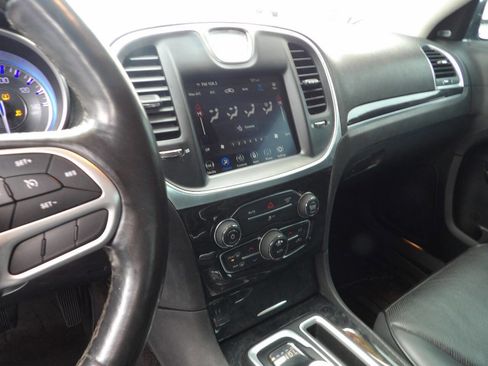Used 2018 Chrysler 300 Limited image 7