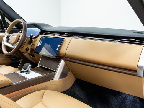 Used 2025 Land Rover Range Rover SE AWD/4WD image 26