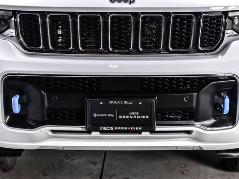 Used 2023 Jeep Grand Cherokee Overland w/ Luxury Tech Group IV AWD/4WD image 9
