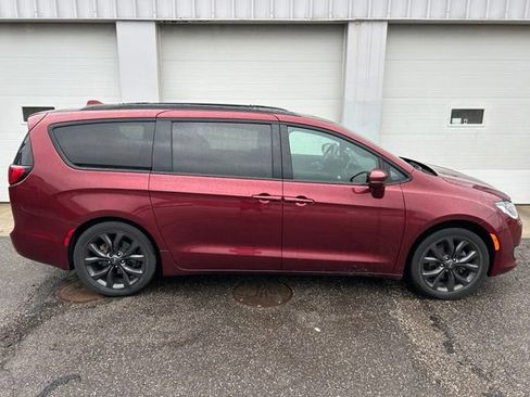 Certified 2019 Chrysler Pacifica Limited w/ S Appearance Package FWD image 6