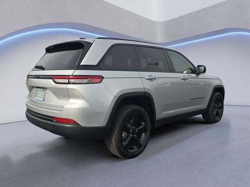 Used 2024 Jeep Grand Cherokee Altitude image 5