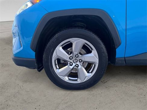 Used 2021 Toyota RAV4 XLE Premium image 14