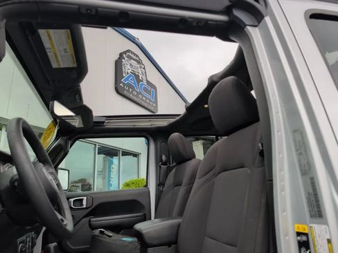 Used 2023 Jeep Wrangler Unlimited w/ Sun & Screen Package AWD/4WD image 12