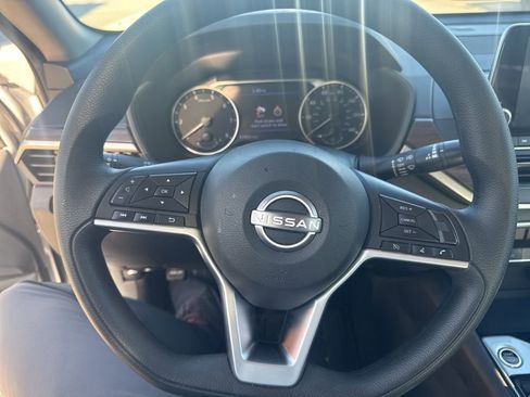 Used 2024 Nissan Altima 2.5 SV image 10