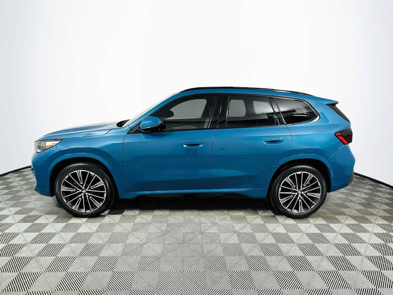 Used 2025 BMW X1 xDrive28i w/ M Sport Package AWD/4WD image 4