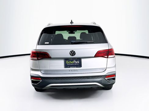 Used 2023 Volkswagen Taos SE w/ Panoramic Sunroof Package image 7