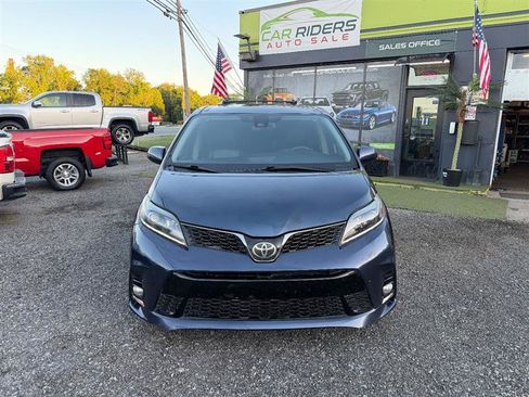 Used 2018 Toyota Sienna SE Premium w/ Carpet Mat Package FWD image 2