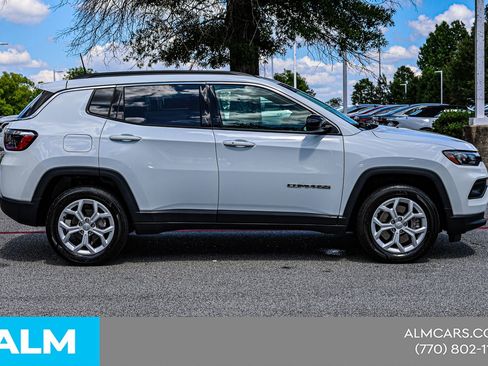 Used 2024 Jeep Compass Latitude AWD/4WD image 11
