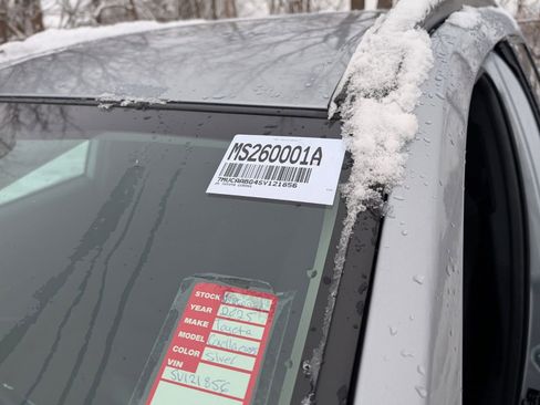 Used 2025 Toyota Corolla Cross LE image 28