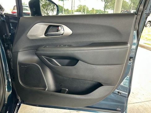 Used 2022 Chrysler Pacifica Limited w/ Uconnect Theater Family Group FWD image 31