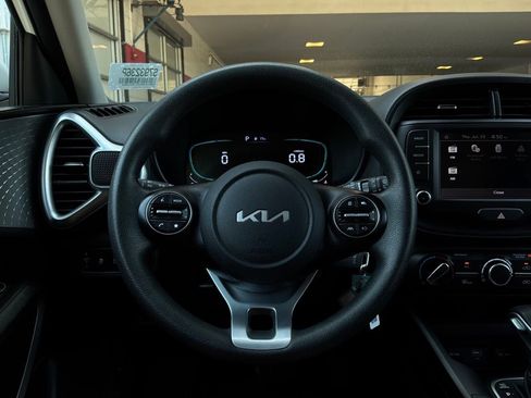 Used 2025 Kia Soul LX w/ LX Technology Package FWD image 30
