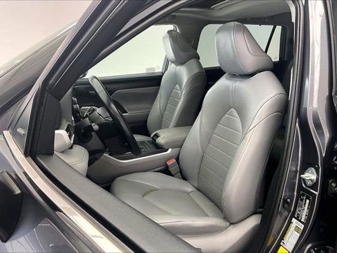 Used 2021 Toyota Highlander XLE AWD/4WD image 18
