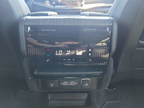 Used 2024 Jeep Wagoneer Series II AWD/4WD image 18
