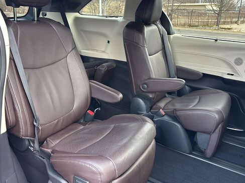 Used 2023 Toyota Sienna Platinum image 13