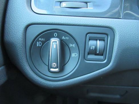 Used 2019 Volkswagen Golf SE image 32