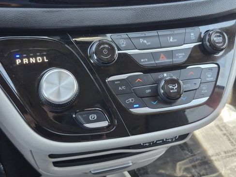 Used 2023 Chrysler Pacifica Touring-L FWD image 15