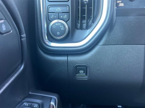 Used 2020 GMC Sierra 1500 SLE w/ SLE Value Package image 31