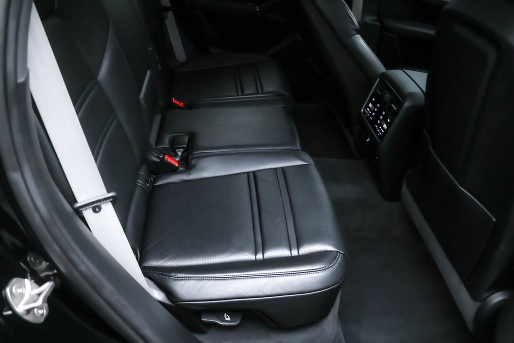 Used 2022 Porsche Cayenne Platinum Edition AWD/4WD image 29